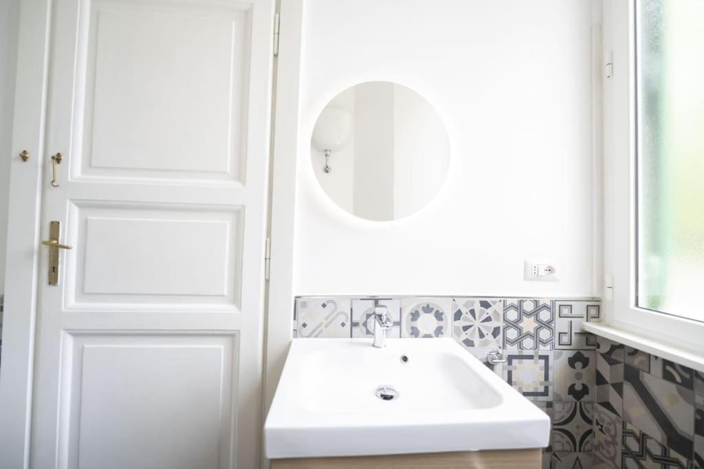 Lovely And New Near Termini Station Apartment Rom