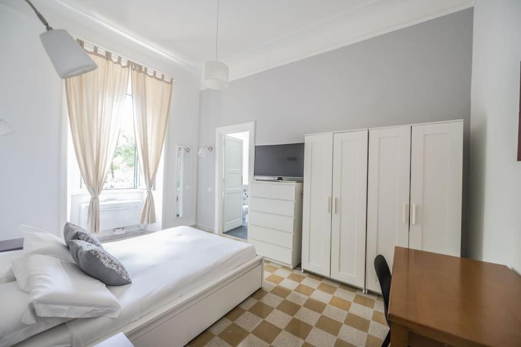 Lovely And New Near Termini Station Apartment Rom